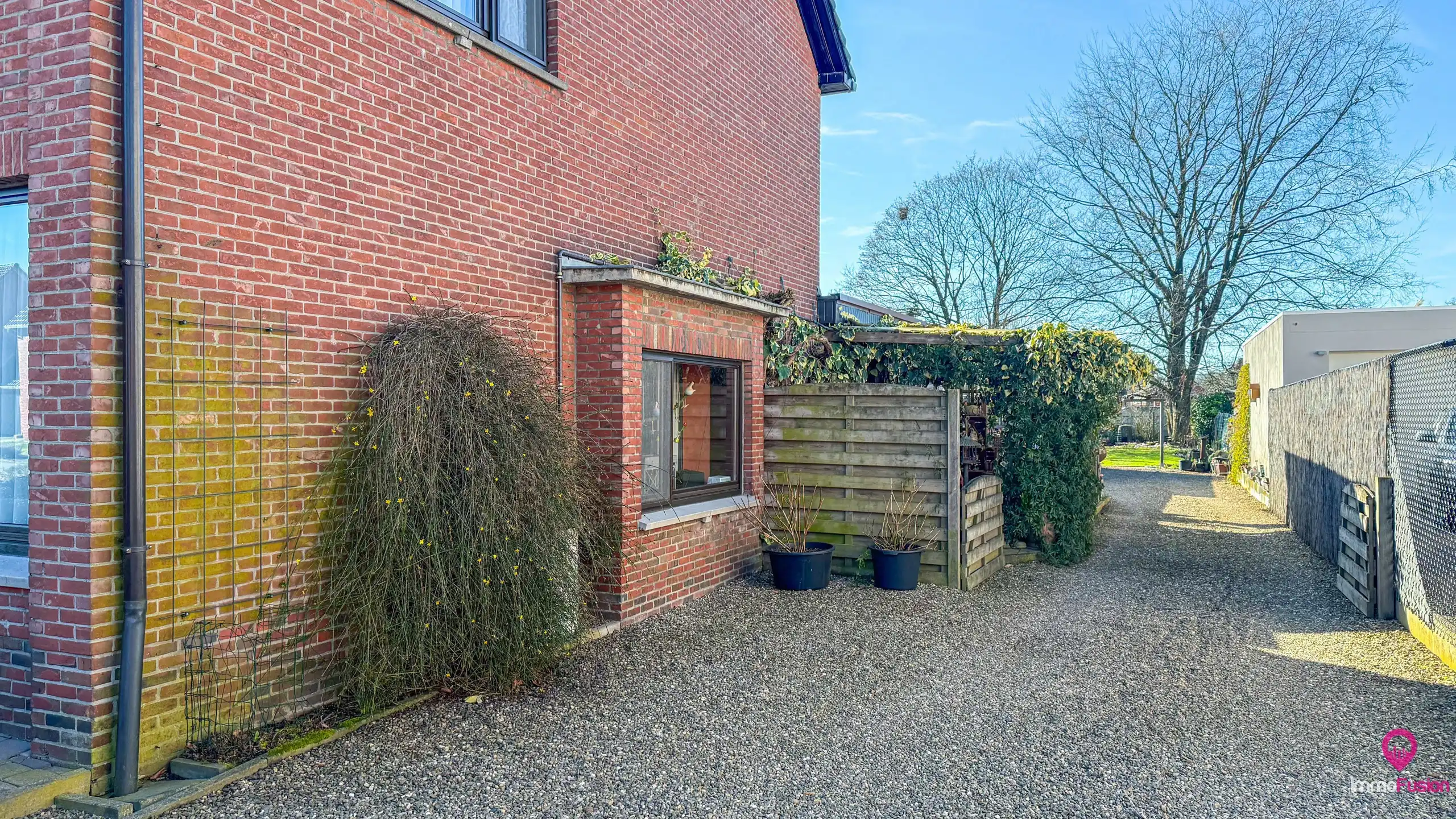 Ruime gezinswoning met zeer grote garage of opslagruimte! foto 29