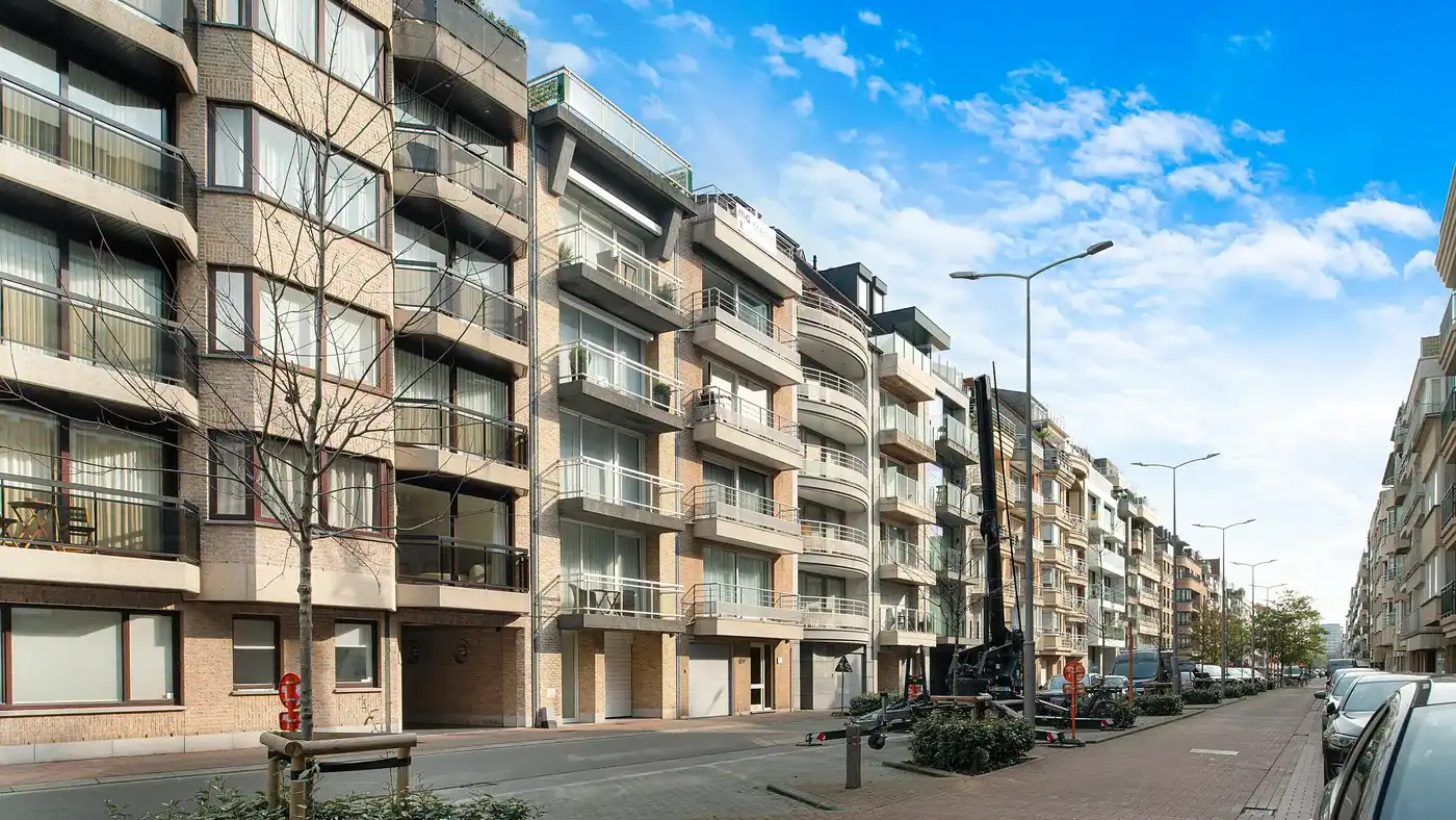 Breed en zonnig appartement van 114m² op een zucht van de Zeedijk in centrum Knokke - parkeerplaats aanwezig foto 6