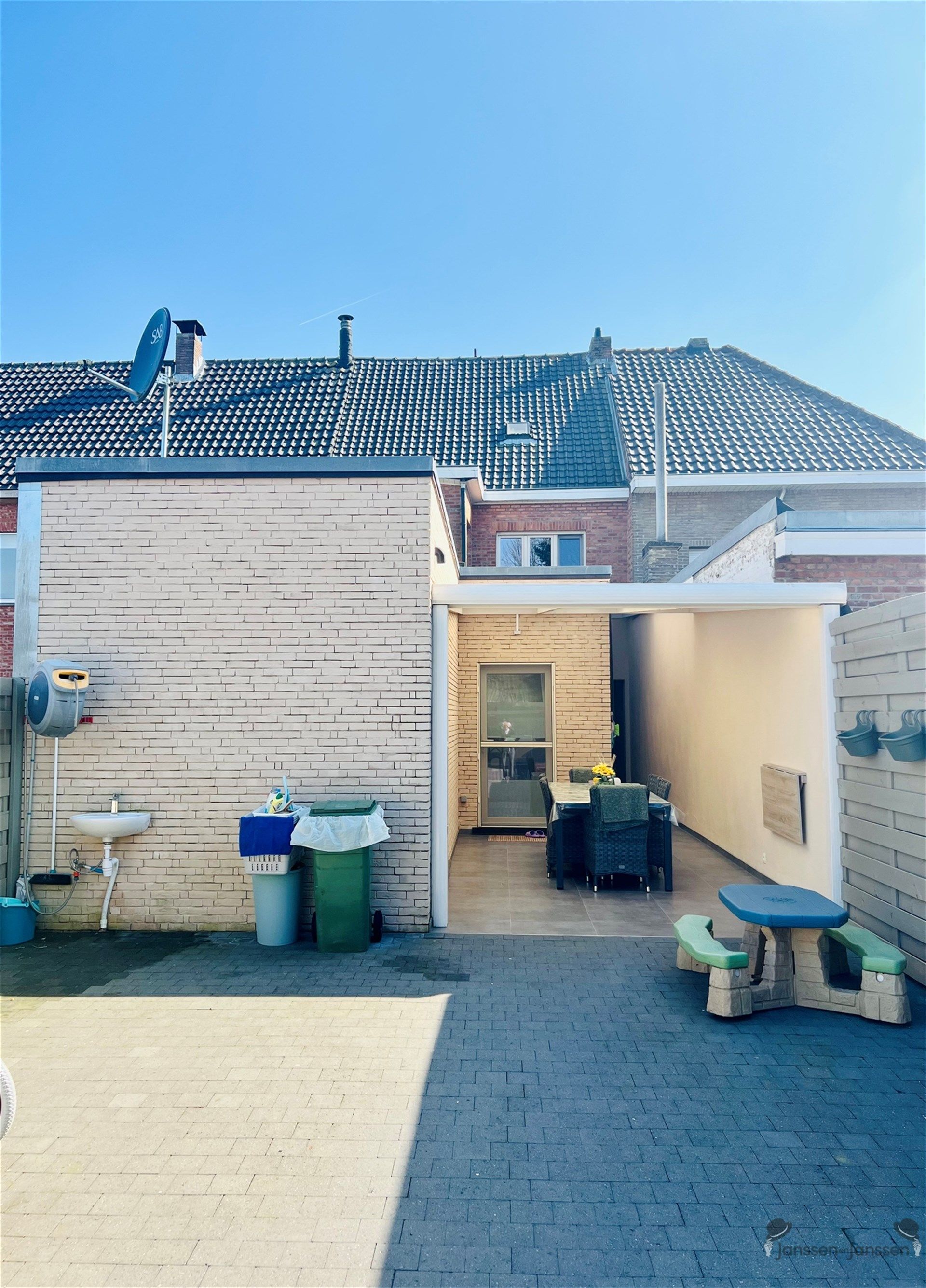 Gerenoveerde rijwoning met 3 slaapkamers & tuin foto 23