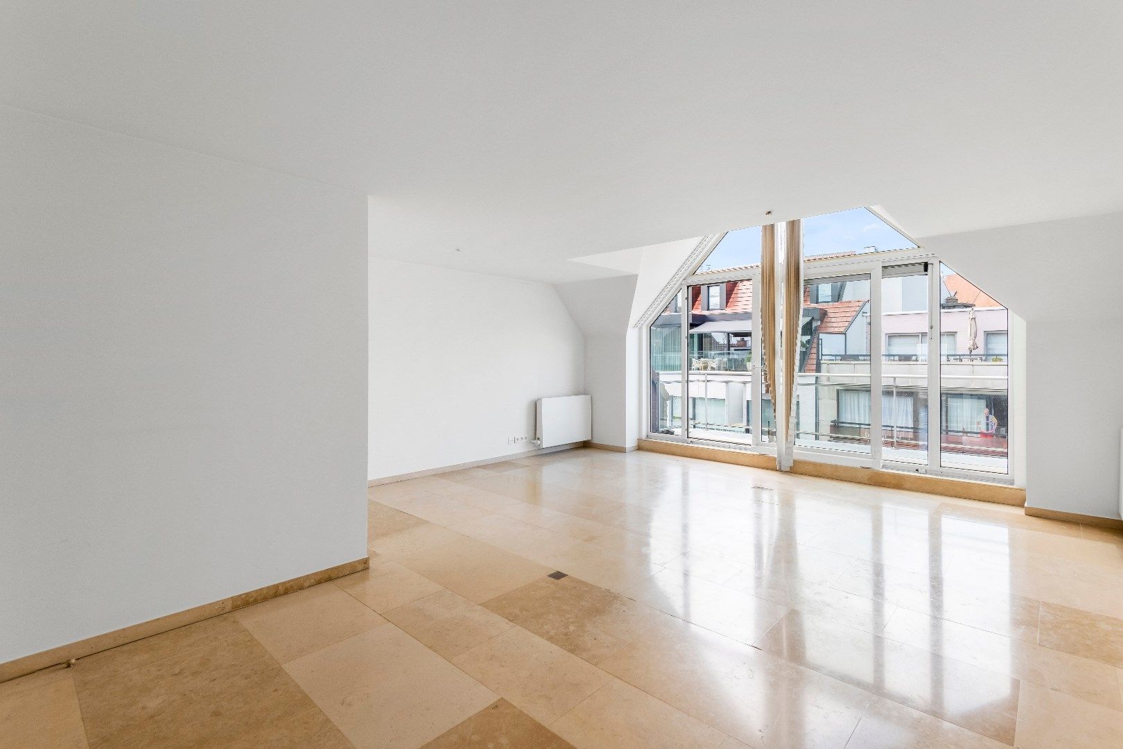 Duplex dakappartement met drie slaapkamers en zonnige terrassen gelegen vlakbij in de Dumortierlaan. foto 3