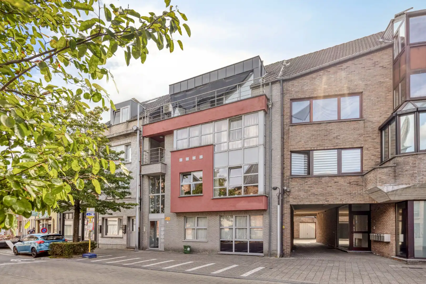 Instapklaar appartement met 1 slaapkamer en autostaanplaats nabij centrum Turnhout !  foto {{pictureIndex}}