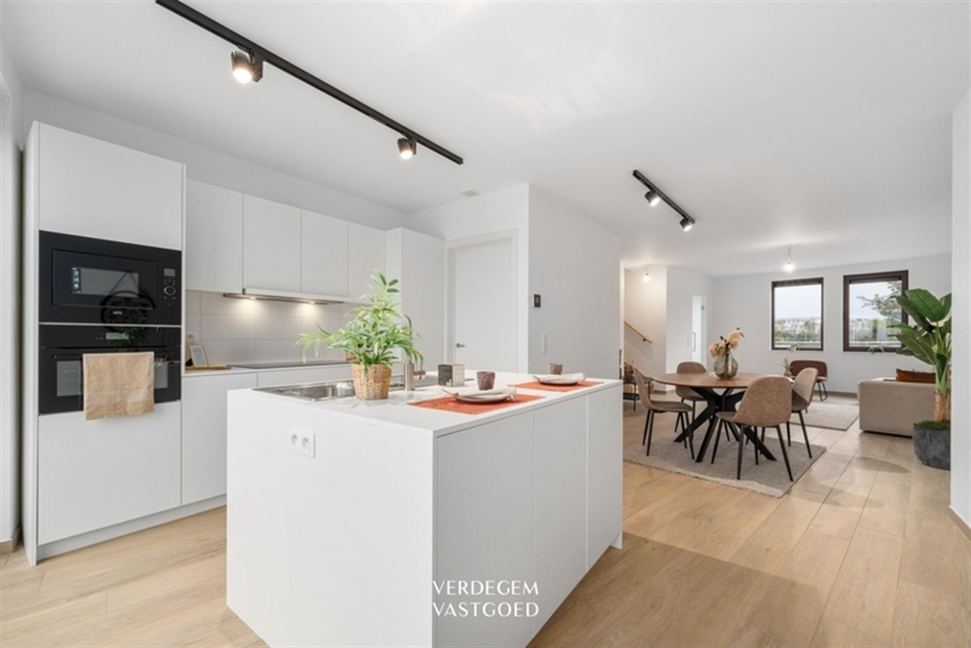 Verrassend leuke woning met 3 slaapkamers, autostaanplaats en gemeenschappelijke zwemvijver foto {{pictureIndex}}