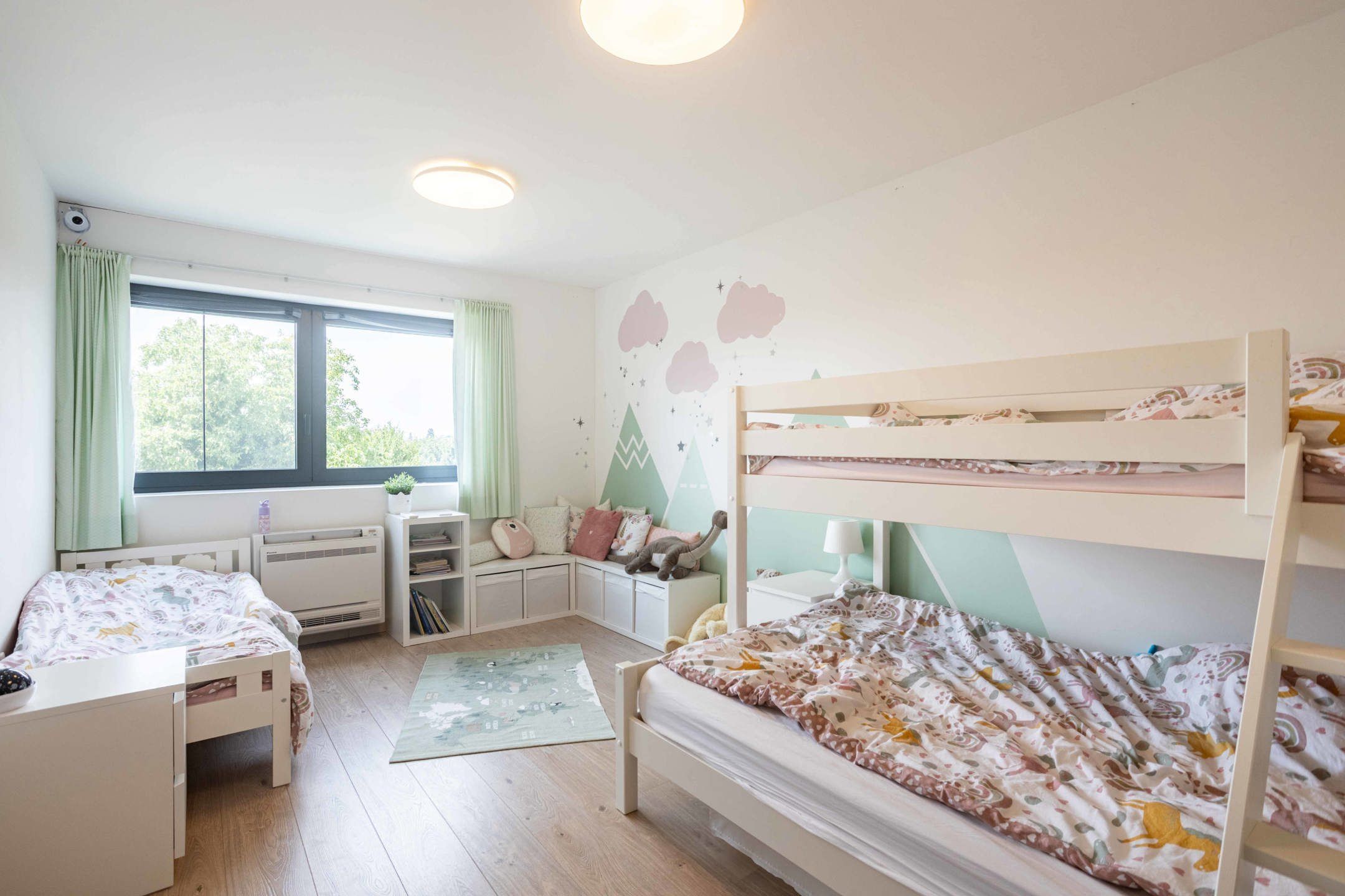 Goed gelegen, ruime & instapklare eigendom met tuin & garage foto 25