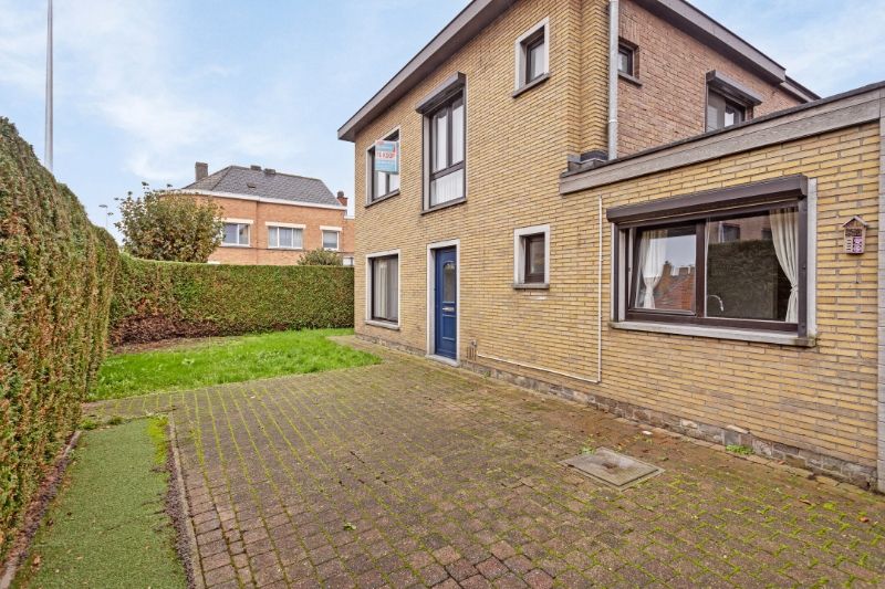 RUIME HALF OPEN BEBOUWING MET TUIN EN GARAGE OP 202 m². foto 3