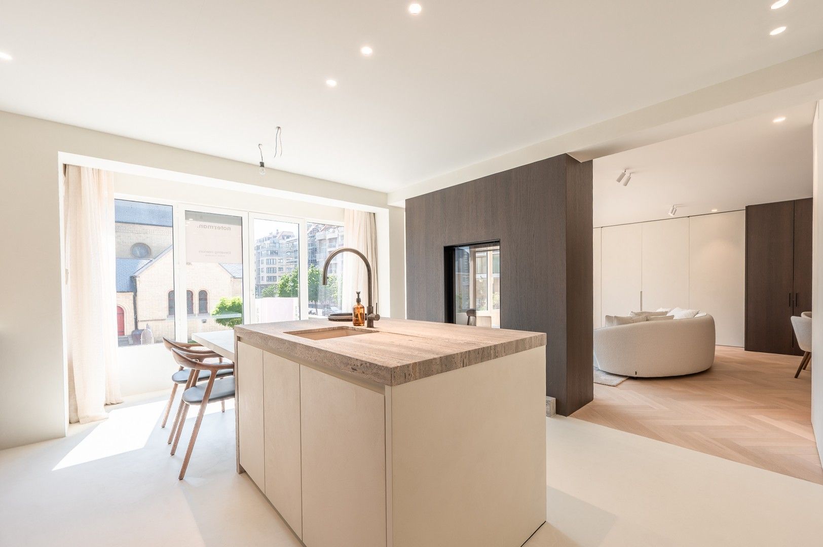 Magnifiek gerenoveerd appartement van 150 m², op enkele passen van het Van Bunnenplein. foto 4