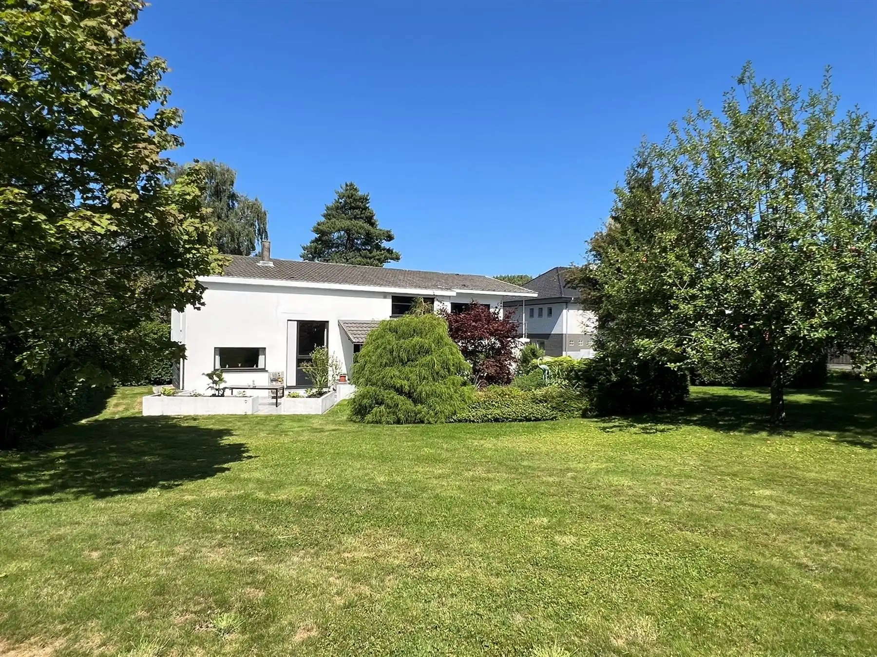 Karaktervolle en ruime villa met prachtige tuin foto 23