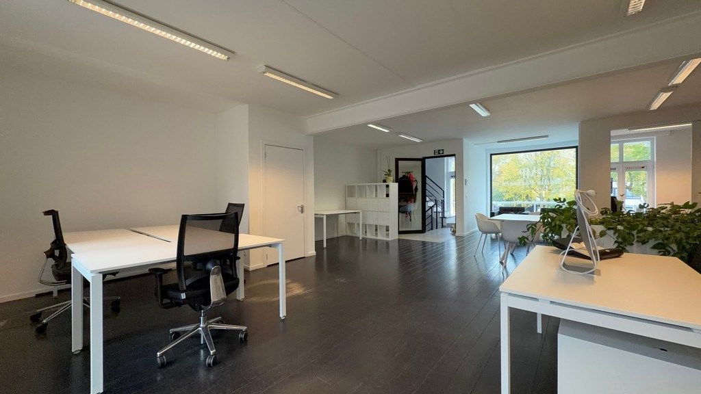 Mooi ingerichte kantoorruimte te huur in Wilrijk foto 2