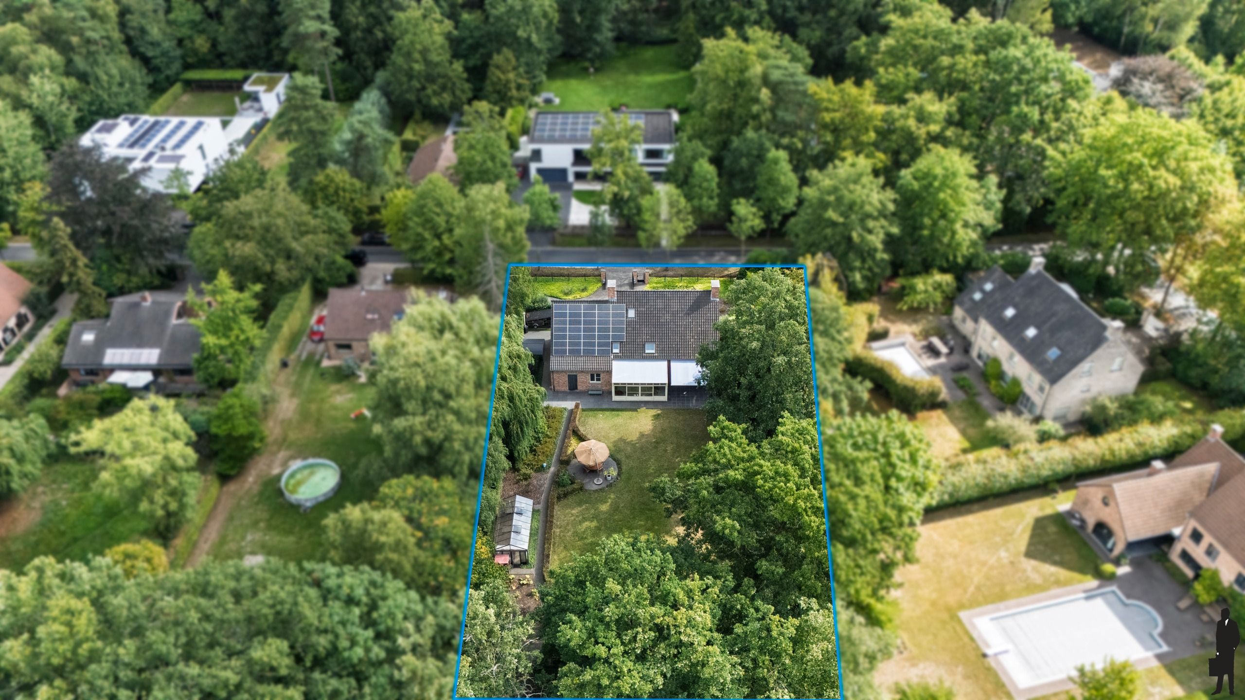 Ruime villa met aangelegde tuin foto 3