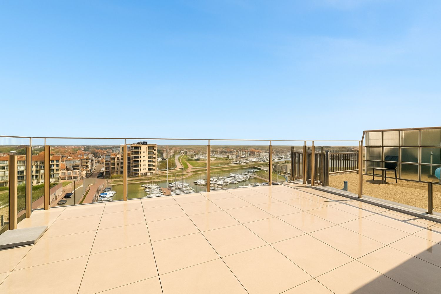 Instapklaar 1-slaapkamer appartement met prachtig zicht op de jachthaven foto {{pictureIndex}}