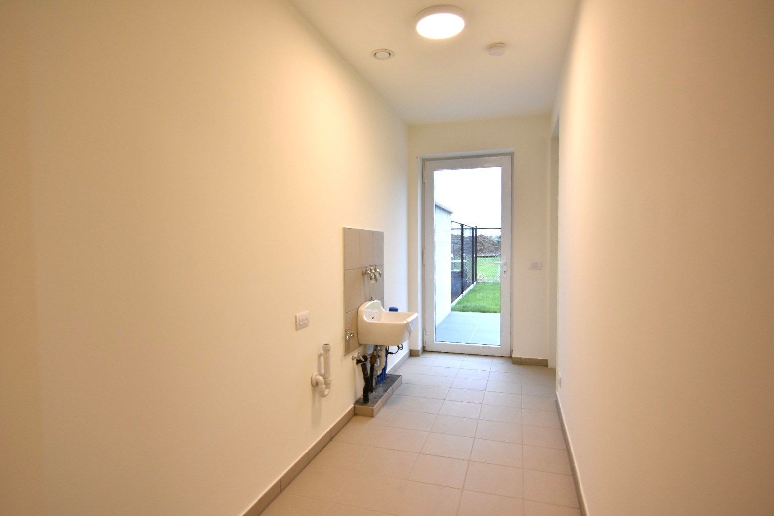 Prachtig afgewerkte nieuwbouw woning in leuke woonwijk foto 15