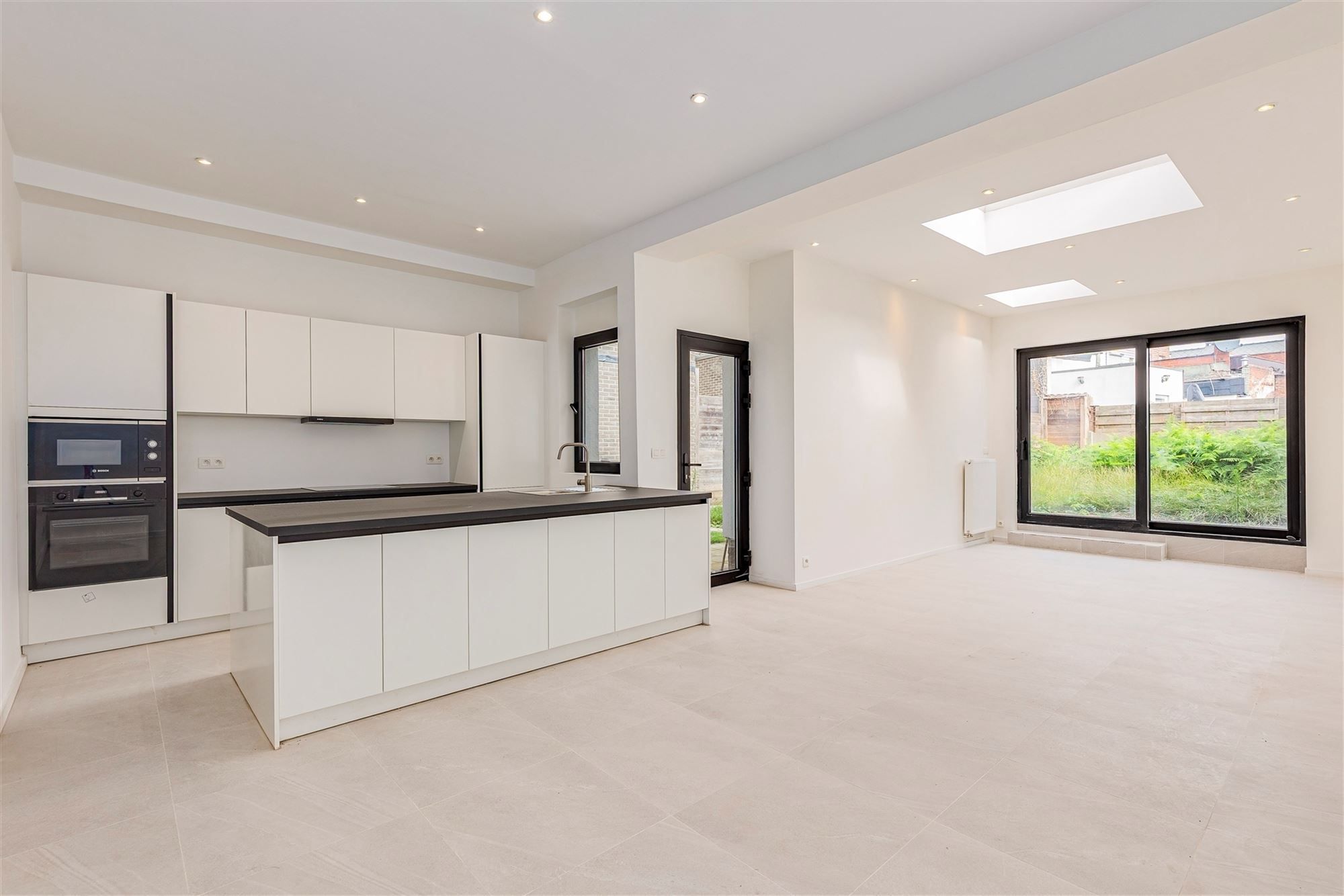 Gerenoveerd huis met 3 slpks en tuin te Hemiksem foto {{pictureIndex}}