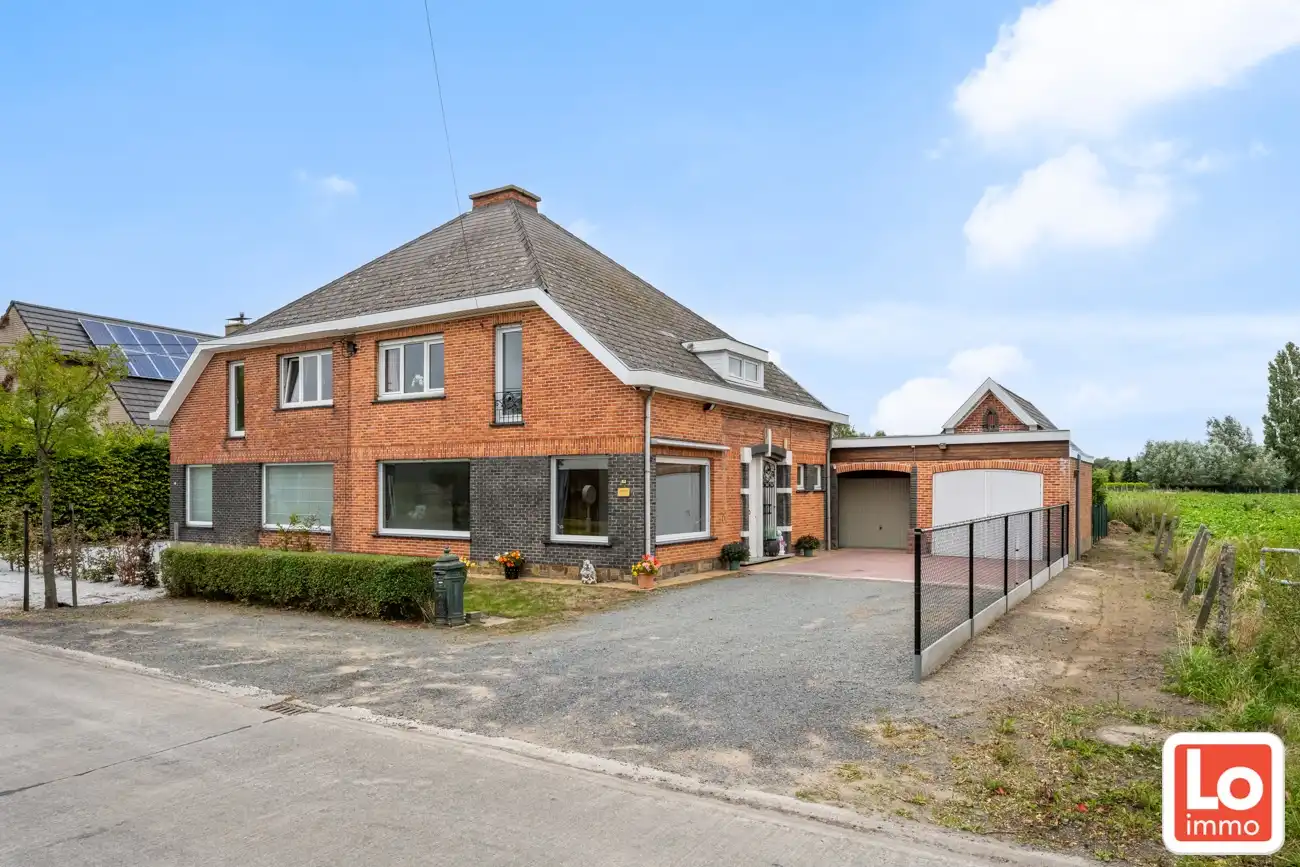Woning met magazijn/garage (+/-100m²) op een topligging dicht bij centrum foto {{pictureIndex}}