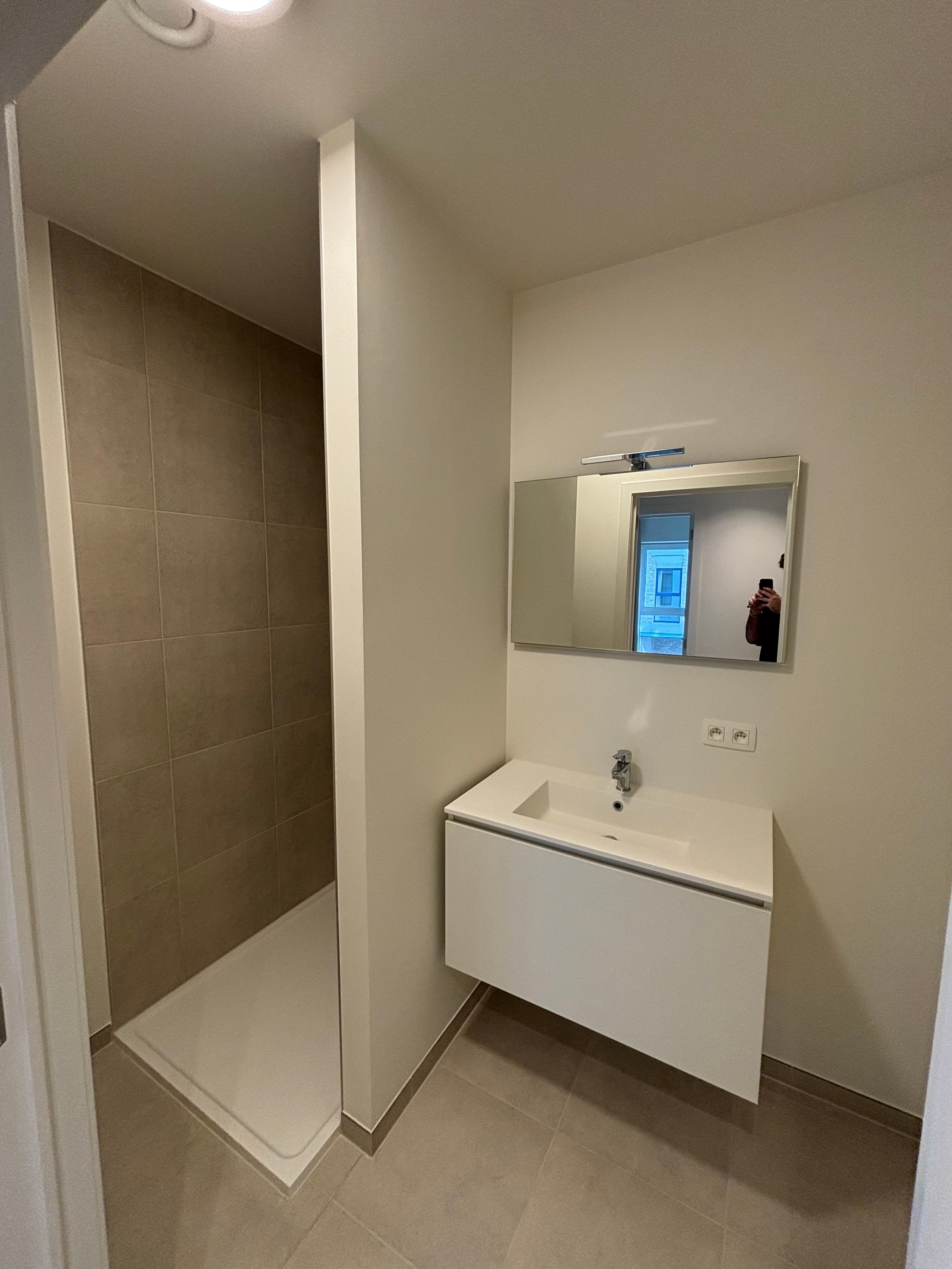 Nieuwbouw 1-slaapkamerappartement met bureau foto 6