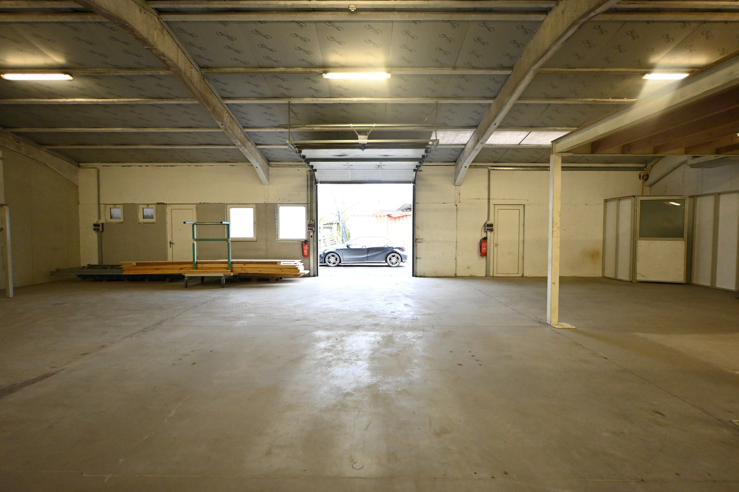 Loods in het industriegebied van Knokke-Heist foto 2