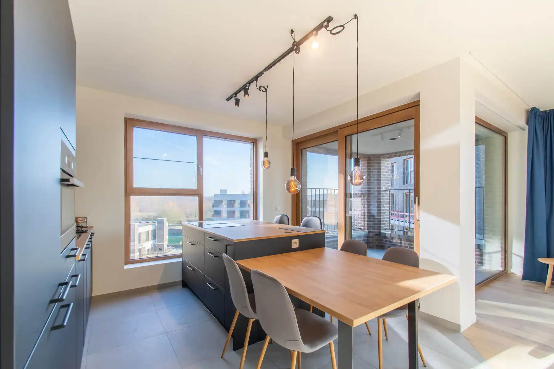 Rustig en comfortabel gemeubeld 2slpk appt. met mooi terras  foto 2