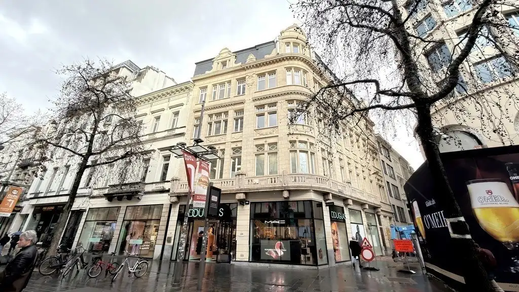 Kantoor te huur in gerenoveerd hoekpand met topligging op Meir Antwerpen foto {{pictureIndex}}