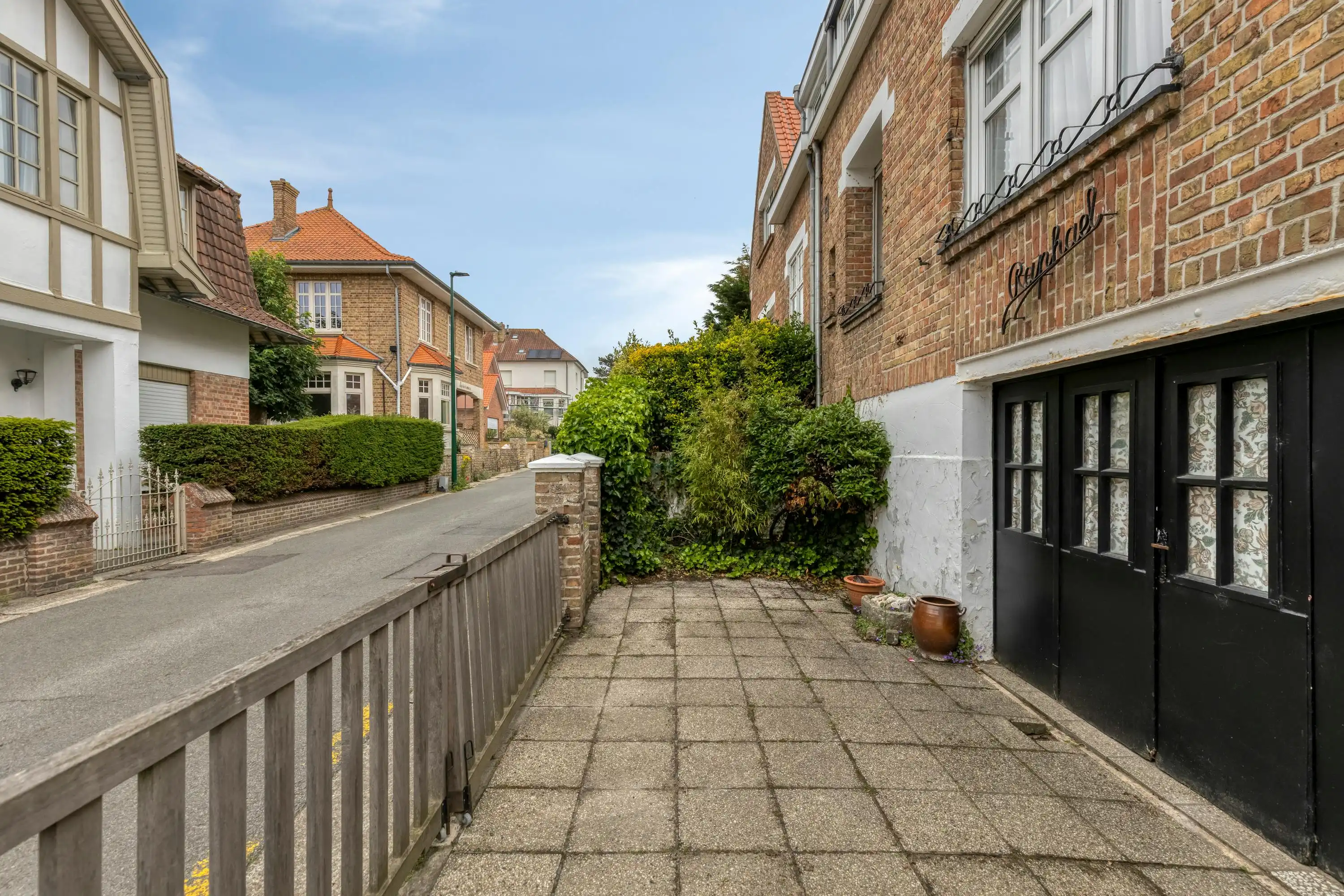 Charmante te renoveren woning met garage in centrum De Panne foto 17