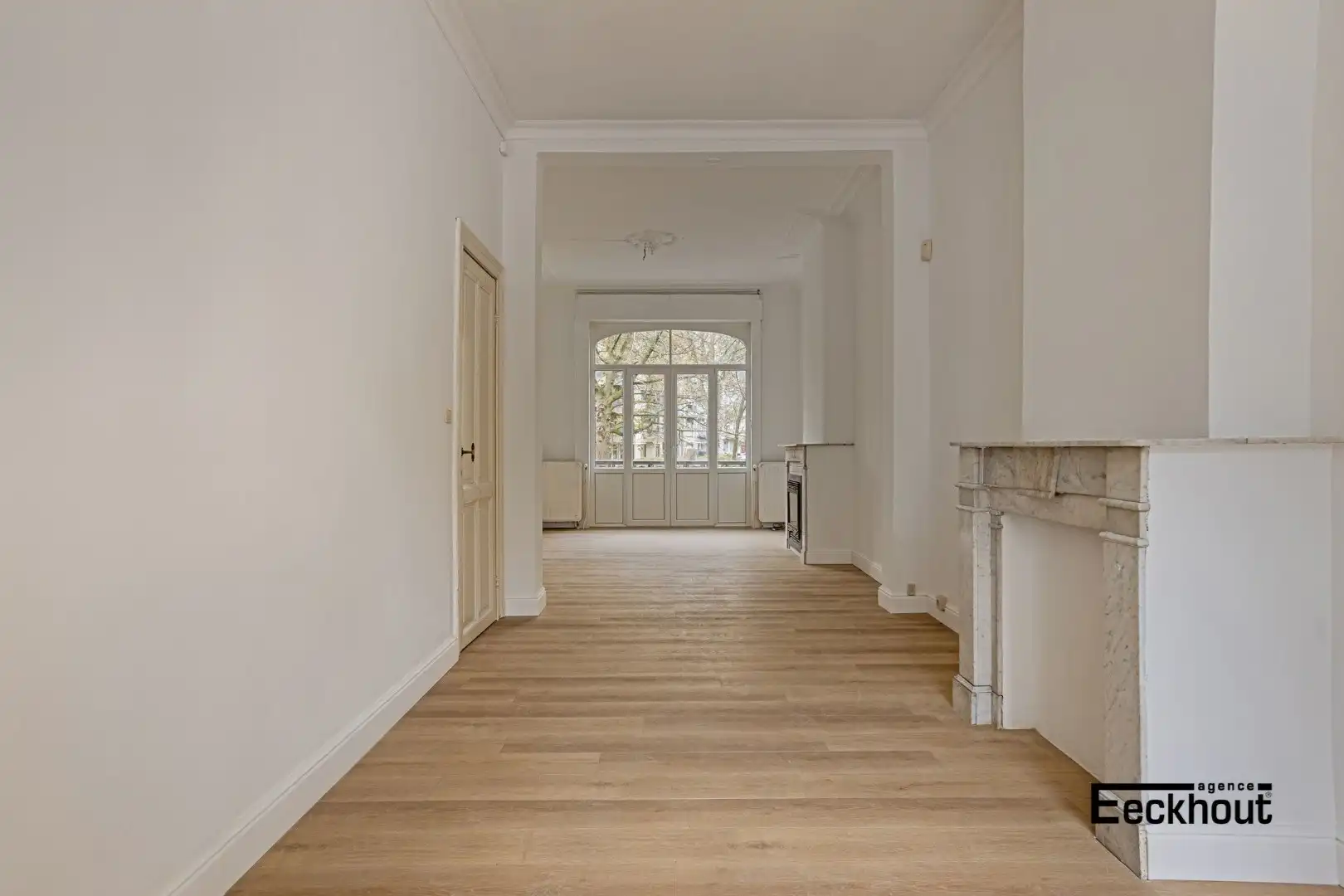 Uniek en ruim (351 m²) herenhuis met garages op topligging te Oostende ! foto 7