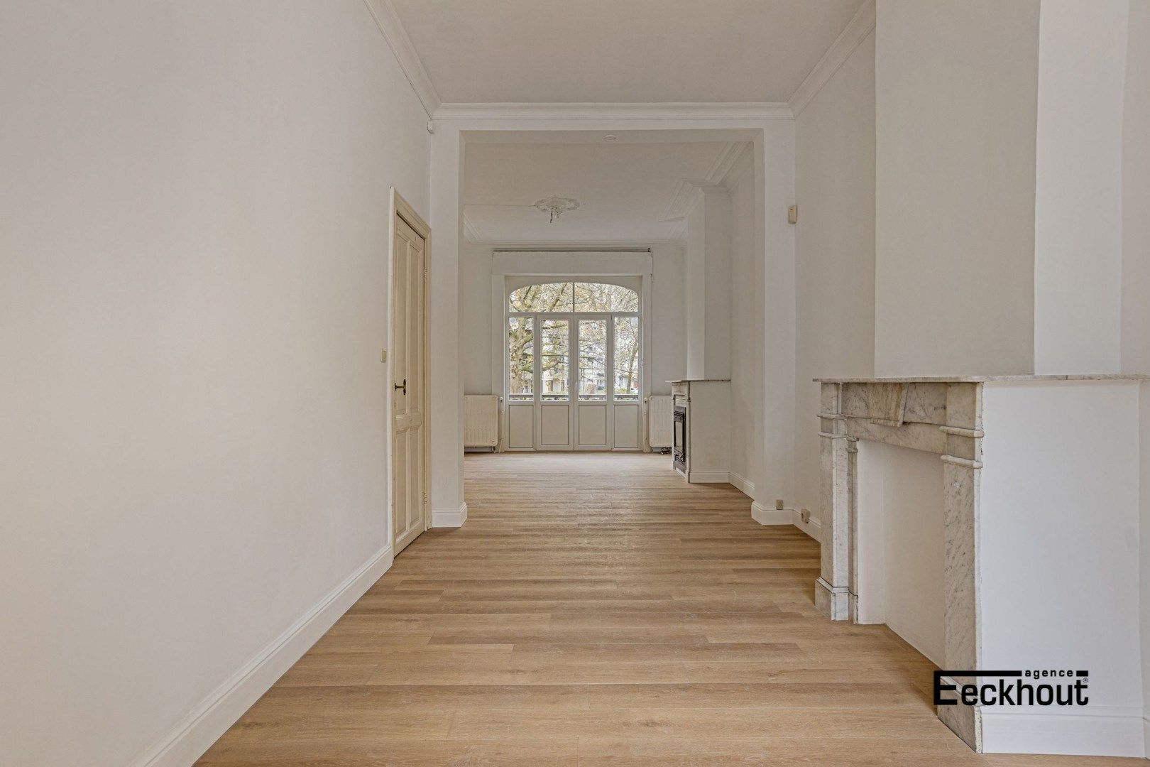 Uniek en ruim (351 m²) herenhuis met garages op topligging te Oostende ! foto 7