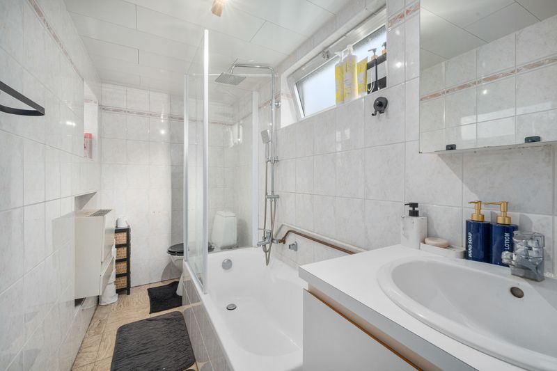 Roeselare : Op te frissen hoekwoning met gezellige tuin  voorzien van 3 slaapkamers&nbsp;en veel potentieel. foto 9