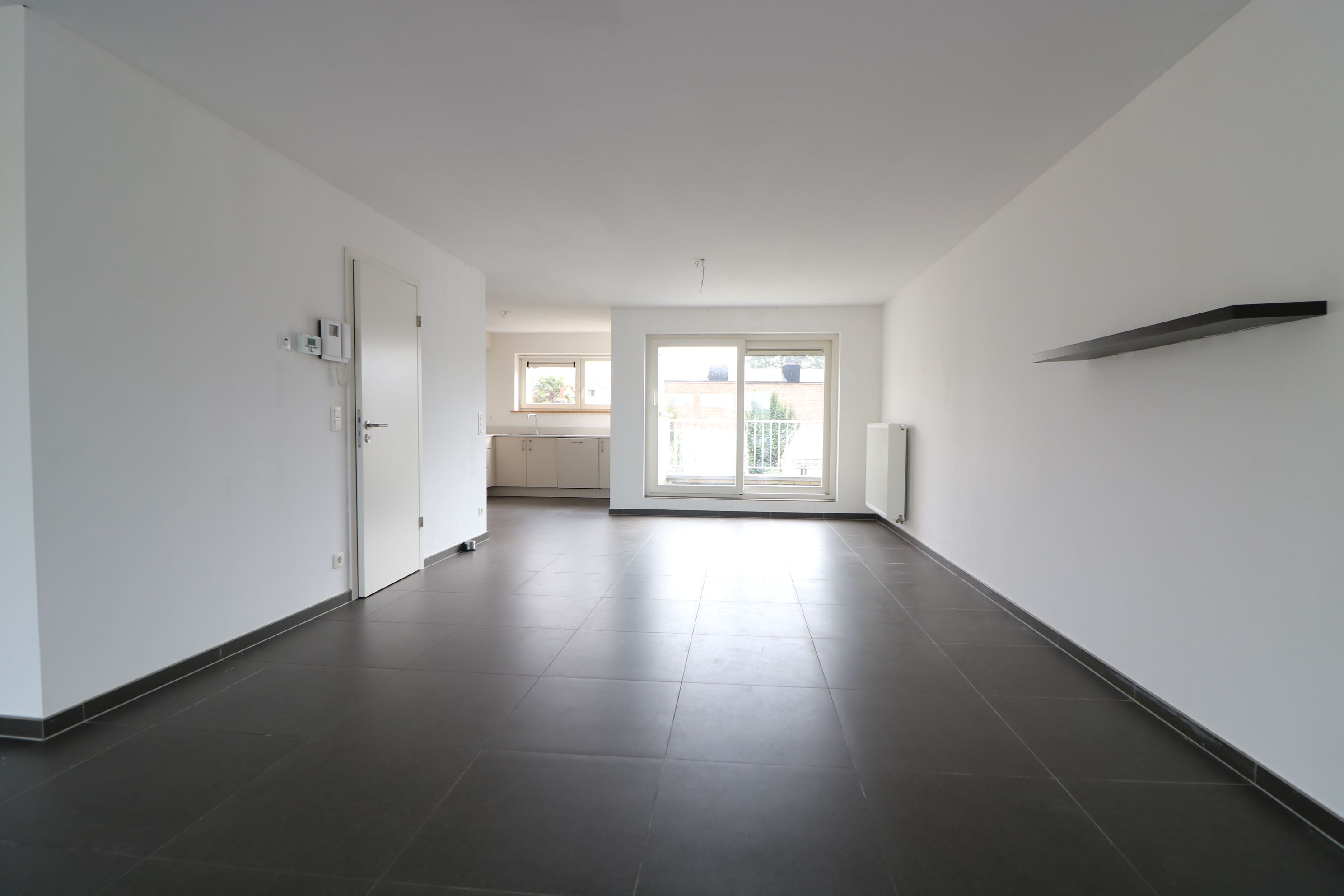 Recente ruime woning met 3 slaapkamers, dubbele garage en tuin foto 4