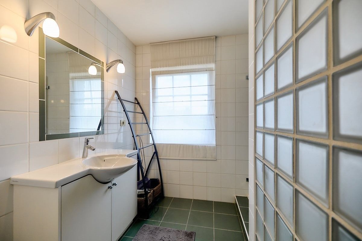 Hedendaags landelijk en rustig wonen in deze opmerkelijke villa met aangelegde tuin. foto 28