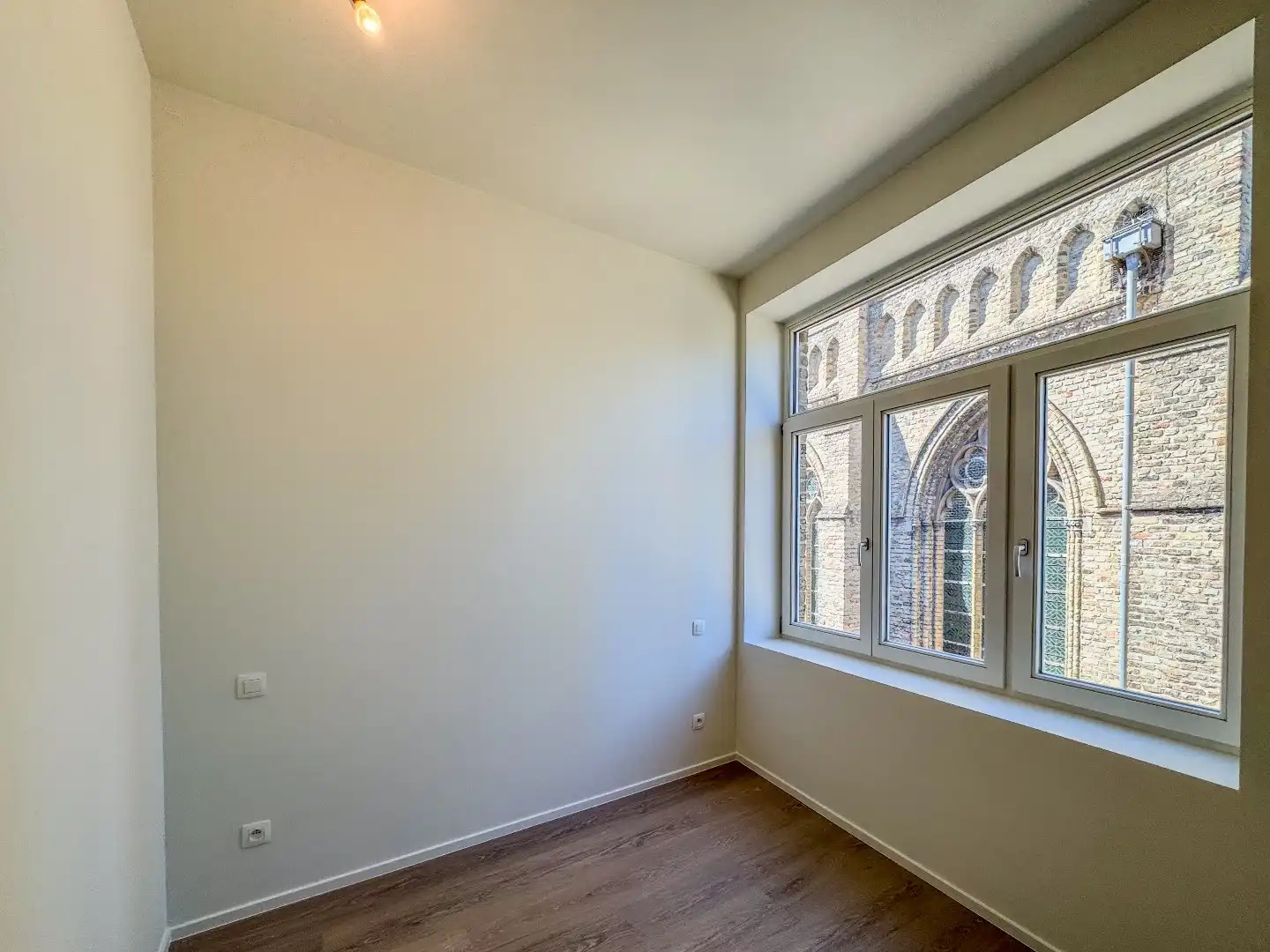 Ruim appartement met 2 slaapkamers en terras in het centrum. foto 12