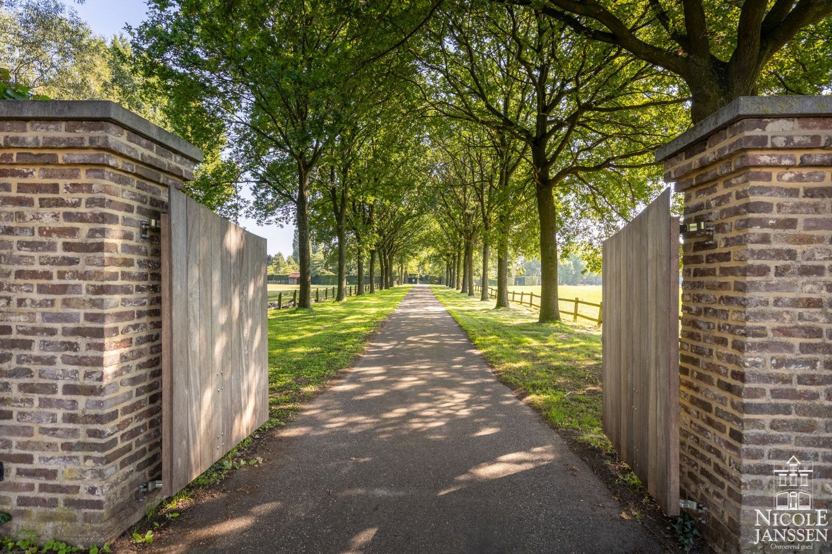 Prachtige vierkantshoeve omringd door weilanden en prachtige tuin foto 2