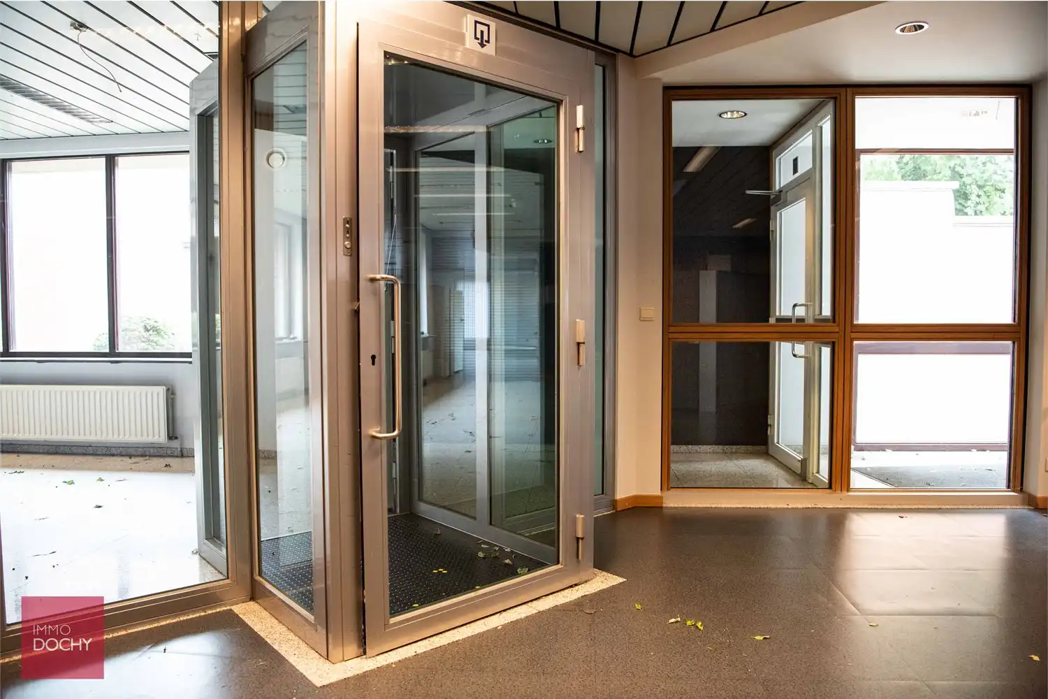 Multifunctioneel commercieel gebouw met parking en uitweg | Stationsstraat foto 5