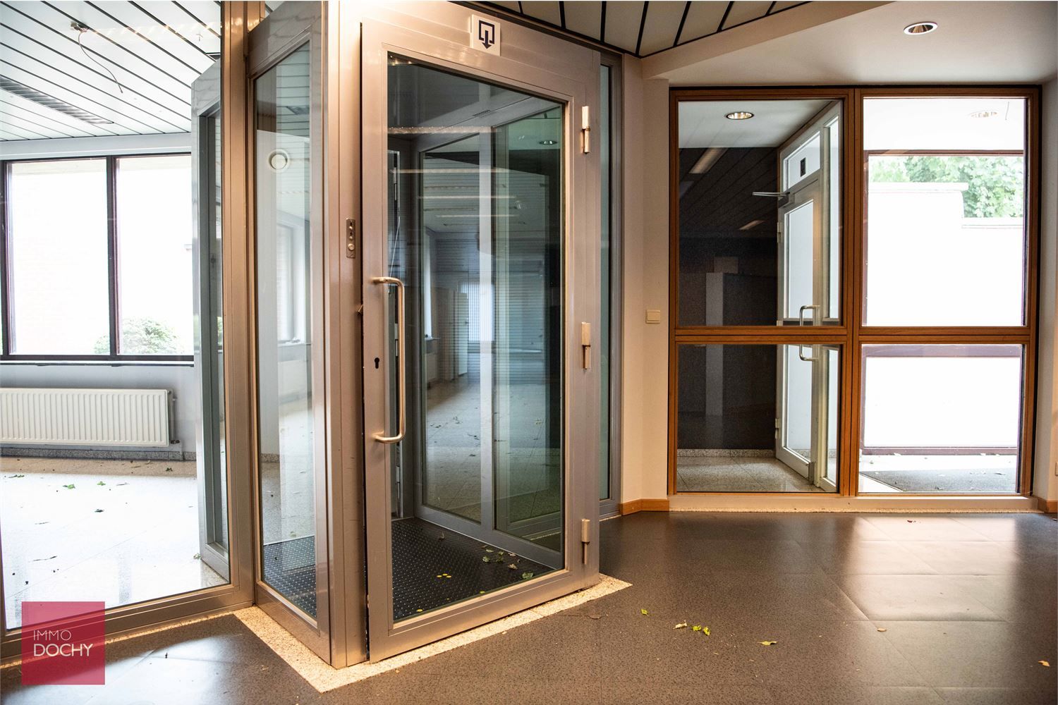 Multifunctioneel commercieel gebouw met parking en uitweg | Stationsstraat foto 5