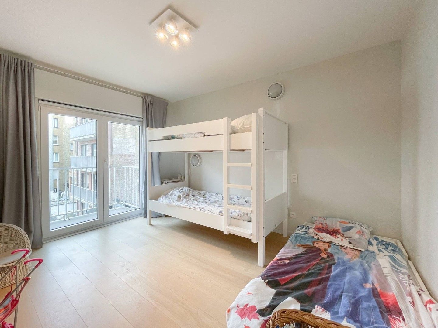 Fantastisch lichtrijk appartement met open zicht op enkele passen van de Zeedijk en de winkels te huur. foto 23