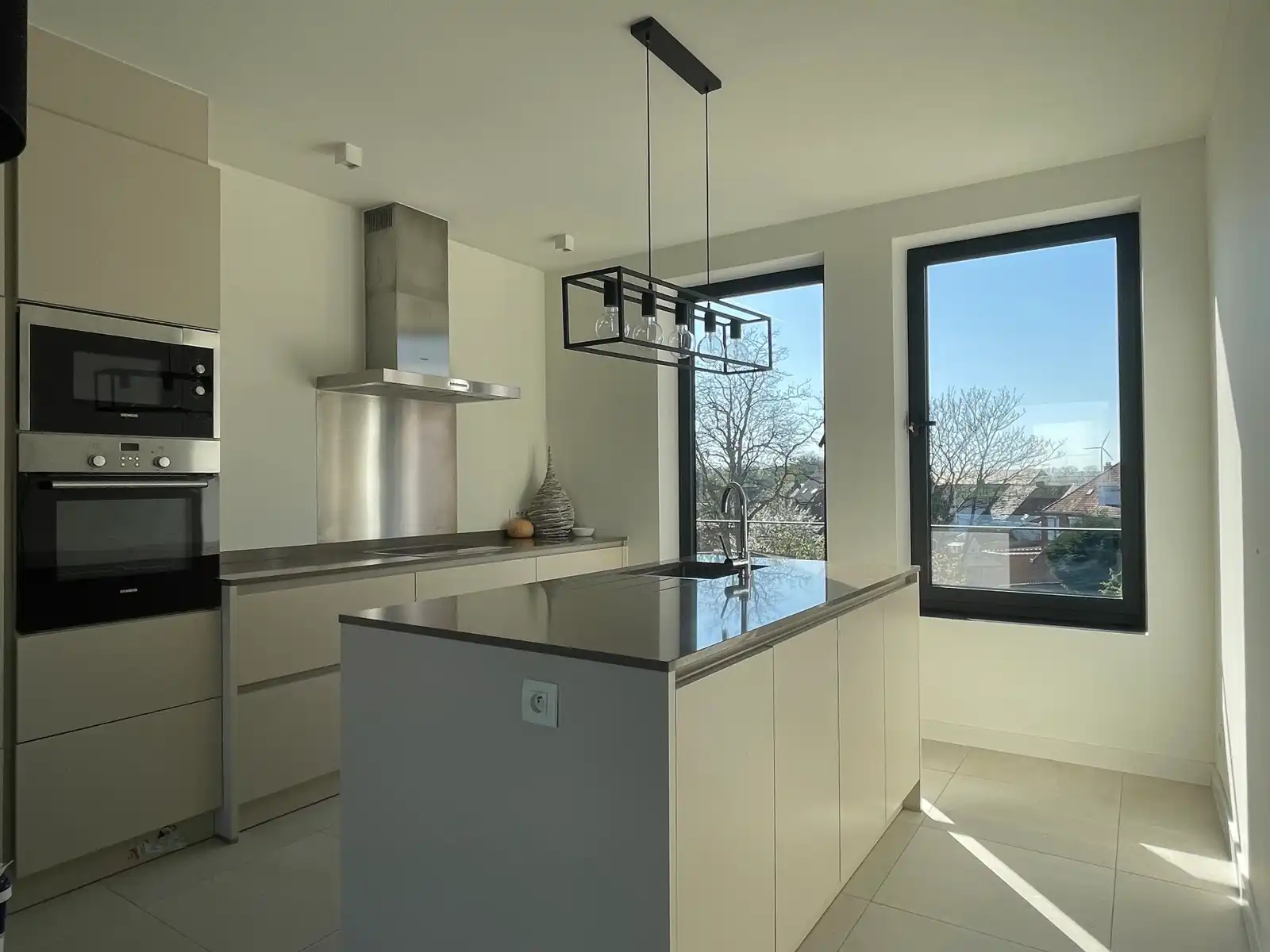Instapklaar tweeslaapkamer appartement met ruim terras foto 4