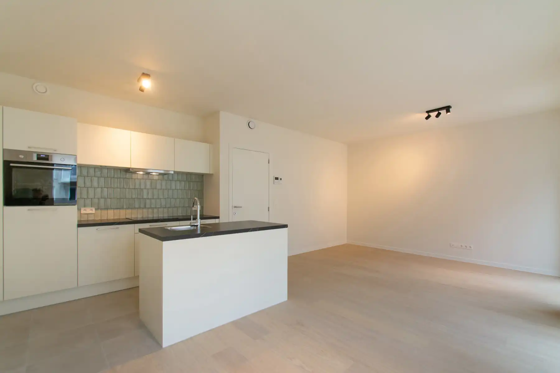 Lichtrijk nieuwbouwappartement met 2 slaapkamers en terras foto {{pictureIndex}}