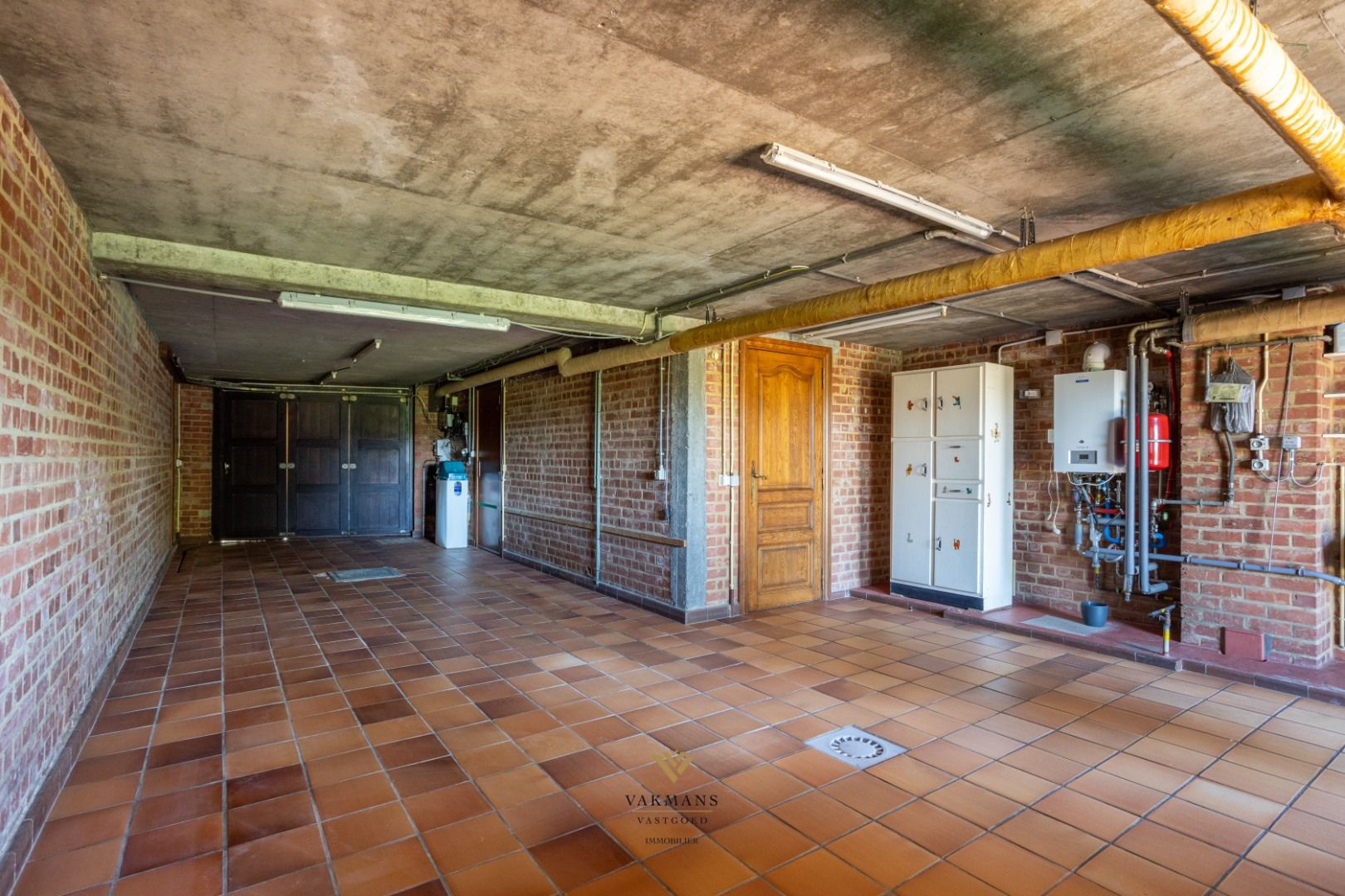 Woning met 3 slaapkamers en grote dubbele garage op prachtige locatie. foto 18