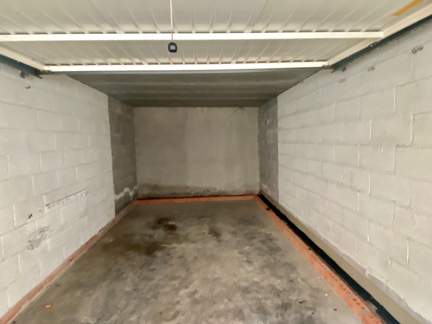 garagebox 16, gelegen achteraan het appartementsgebouw  foto 2