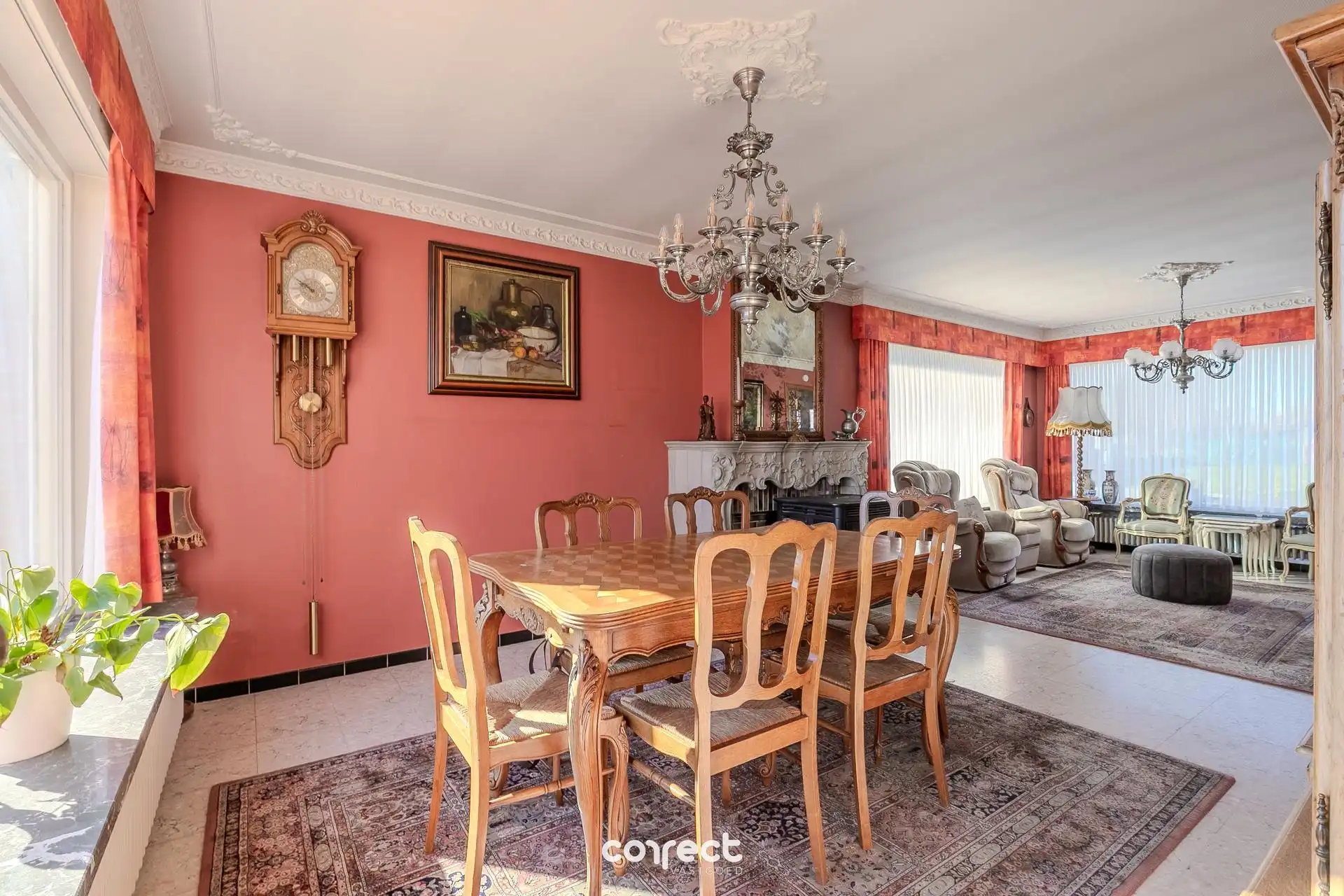 Halfopen bebouwing met 4 slaapkamers, zongerichte tuin, oprit en garage. foto 2