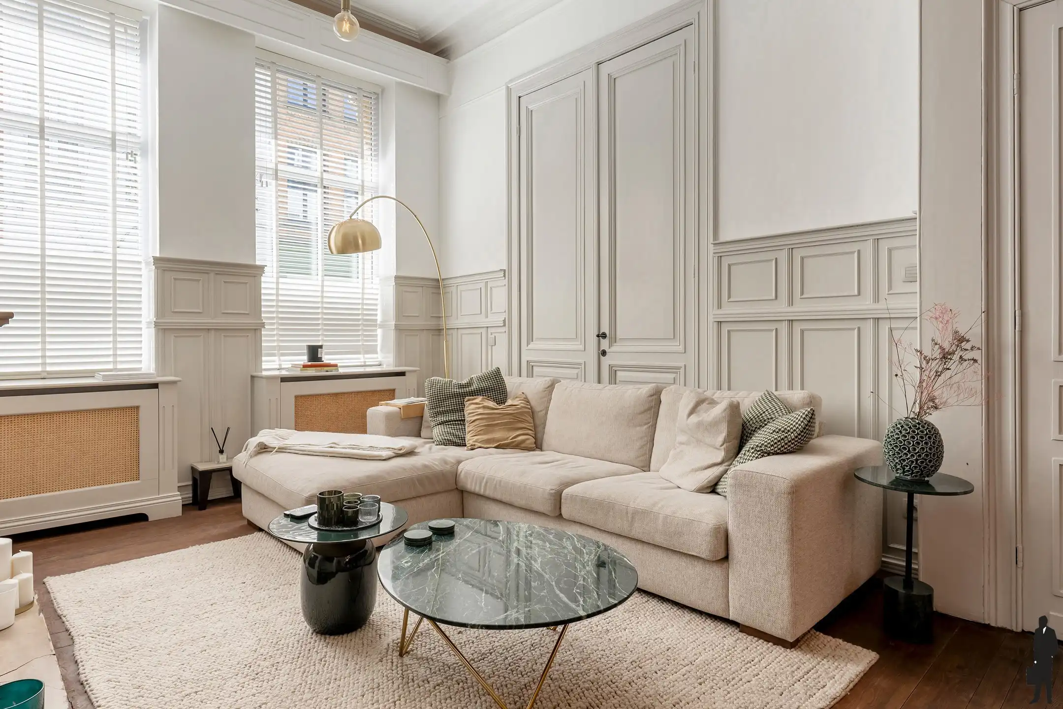 Karaktervolle, volledig gerenoveerde woning met 4 slaapkamers en stadstuin in het hart van Berchem foto {{pictureIndex}}