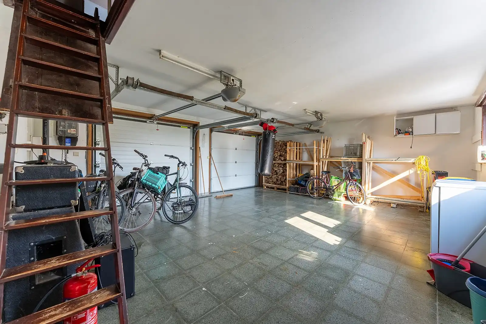 Zeer ruime woning op een perceel van 1000m² met dubbele garage in het landelijke Houtave. foto 19