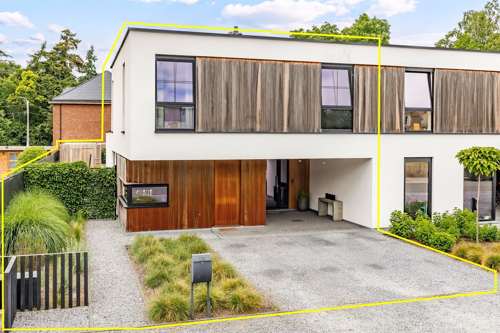 Subliem afgewerkte woning met tuin op topligging foto {{pictureIndex}}