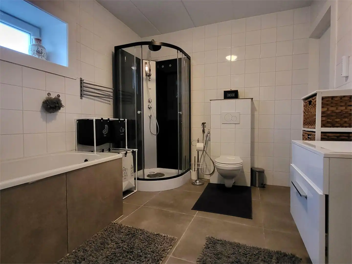 In het landelijke Roborst, een deelgemeente van Zwalm in de prachtige Vlaamse Ardennen, bevindt zich deze ruime en volledig gerenoveerde woning op een perceel van 1.143 m². foto 20