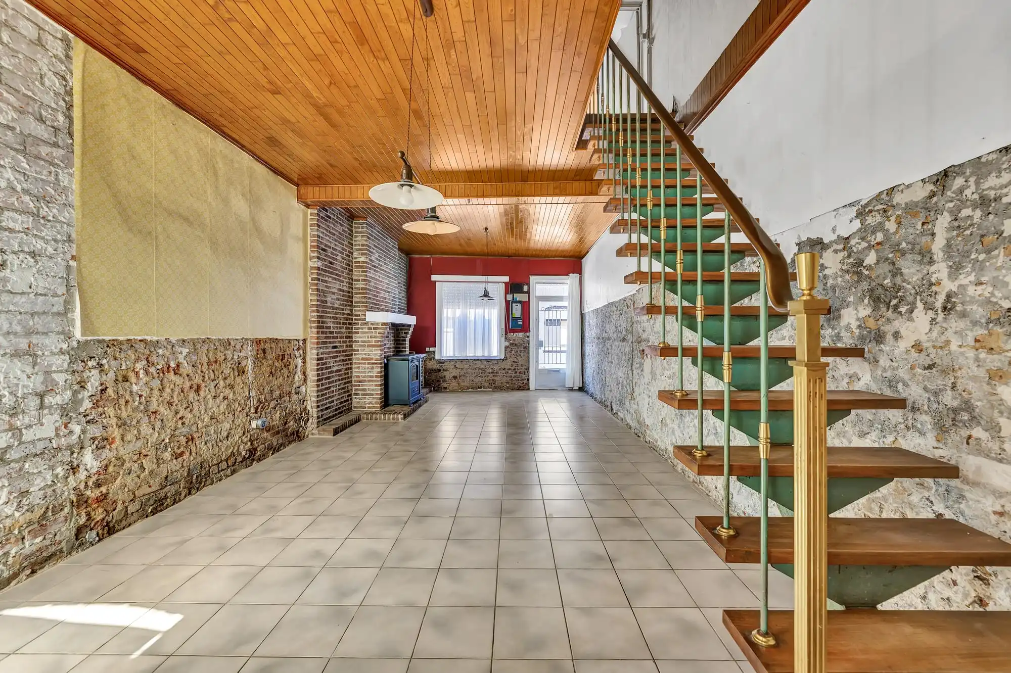 Te renoveren woning met veel potentieel en prachtige tuin foto 4