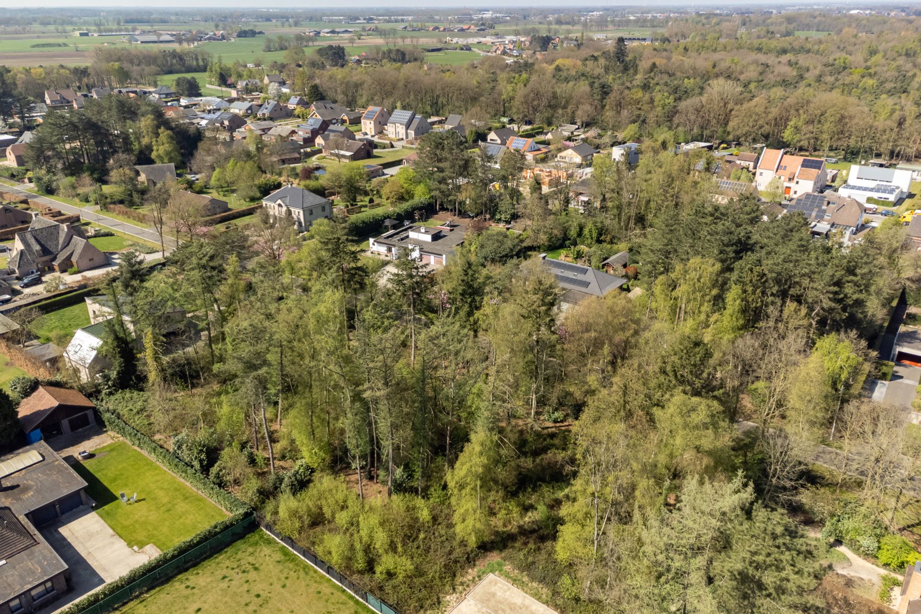 Een perceel bouwgrond voor open bebouwing van 1.109m² in een residentiële omgeving.  foto {{pictureIndex}}