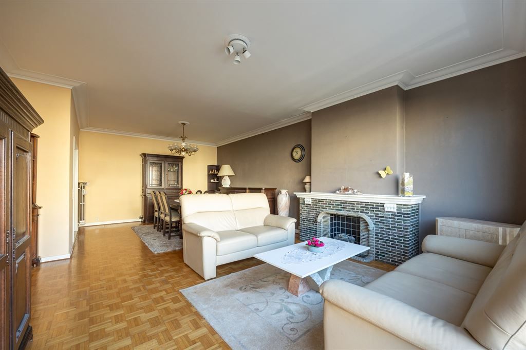 Ruim, instapklaar appartement (107m²) met visgraatparket en zuidgericht terras. foto {{pictureIndex}}