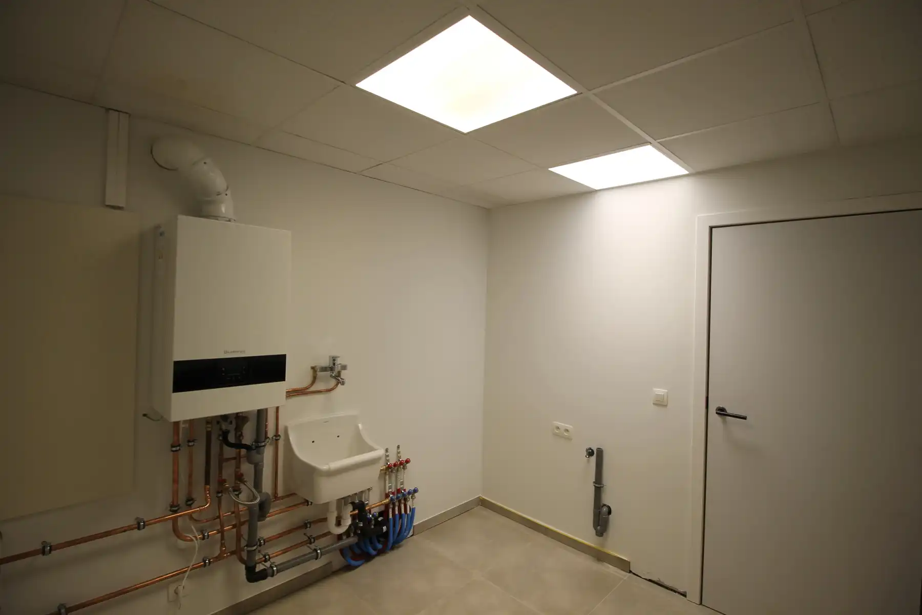 Uniek en ruim (ca 134m²) gelijkvloers appartement met 2 slaapkamers, terras en tuin en autostaanplaats. foto 11