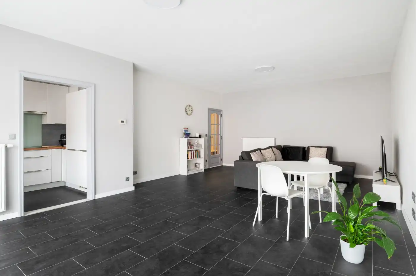 Instapklaar appartement met 2 slpk., balkon en garagebox foto 2
