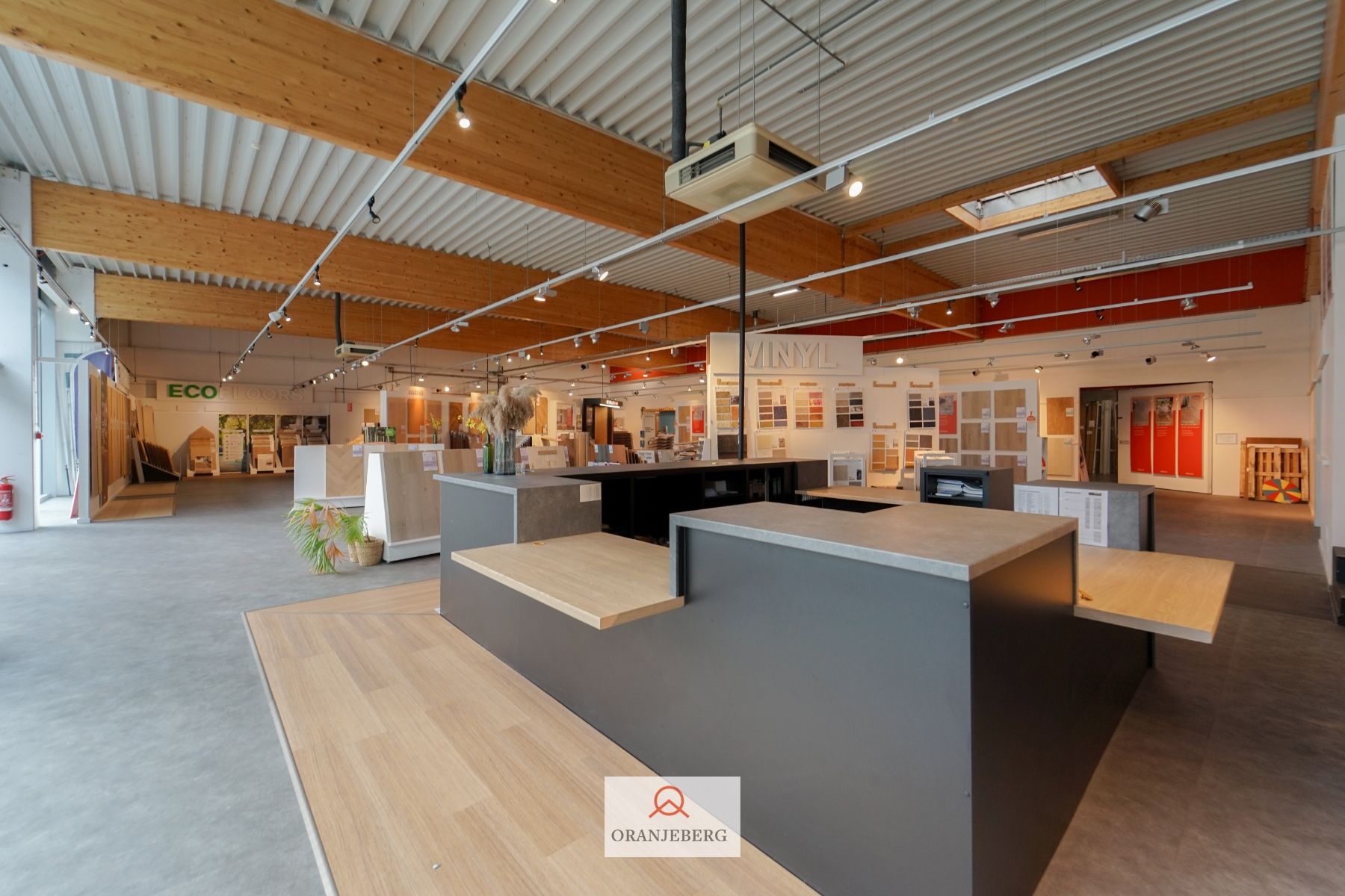 In de schaduw van de IKEA: winkel-magazijn van 750 m² +P! foto 27