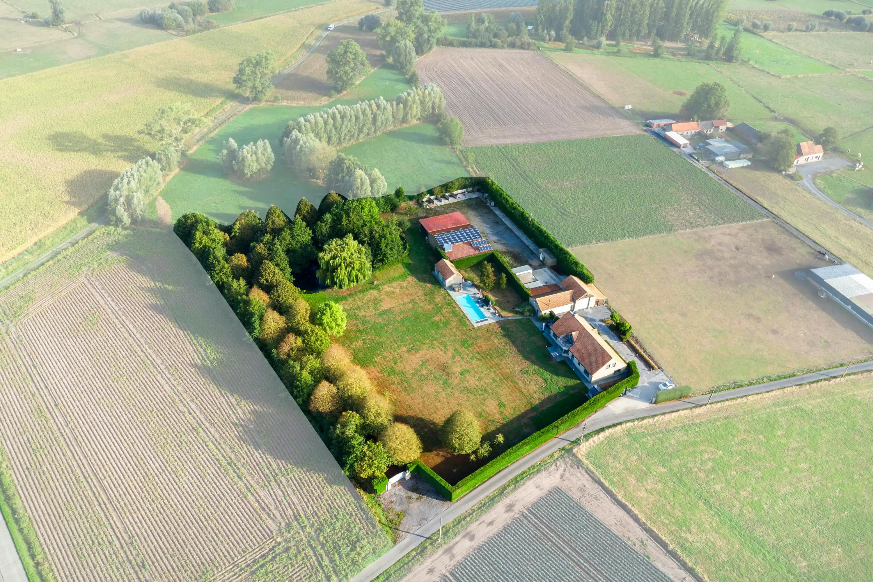 Huis met magazijn op een rustige locatie in Zwevezele foto {{pictureIndex}}