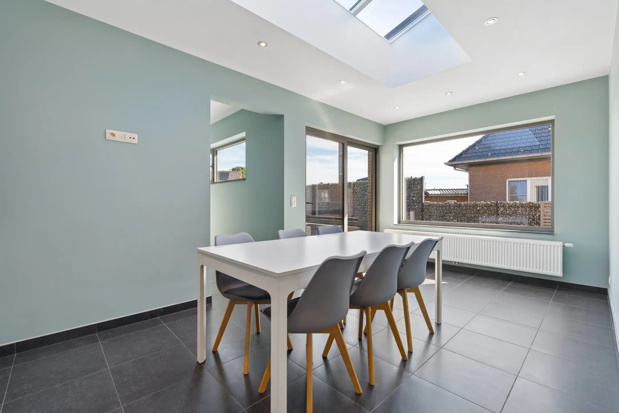Ruime, deels gerenoveerde 3-gevelwoning met 3 slks en tuin foto 10