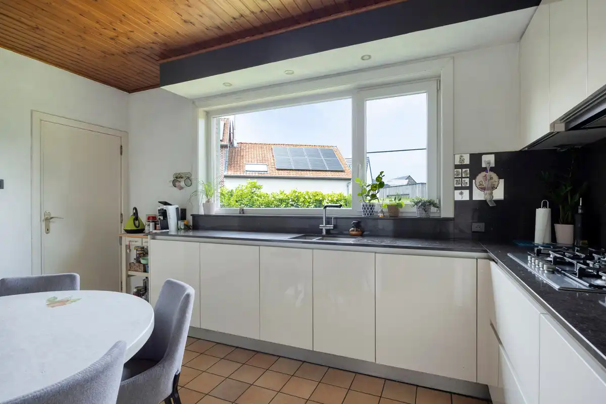 GELIJKVLOERSE WONING MET 3 SLK op 17A89CA NABIJ CENTRUM BILZEN. foto 15