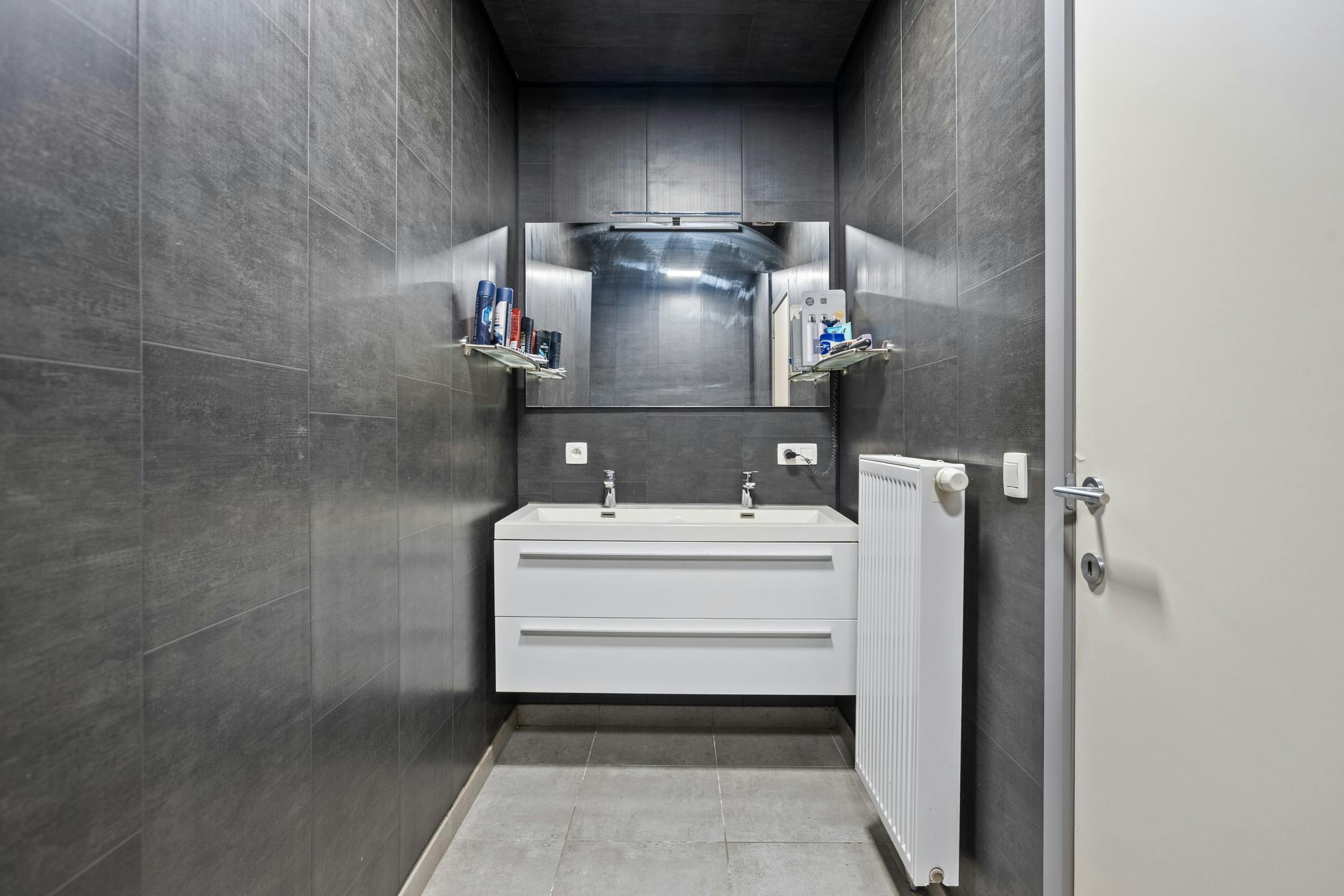 alfopen bebouwing met 3 slaapkamers op een ruim perceel in Gits! foto 6